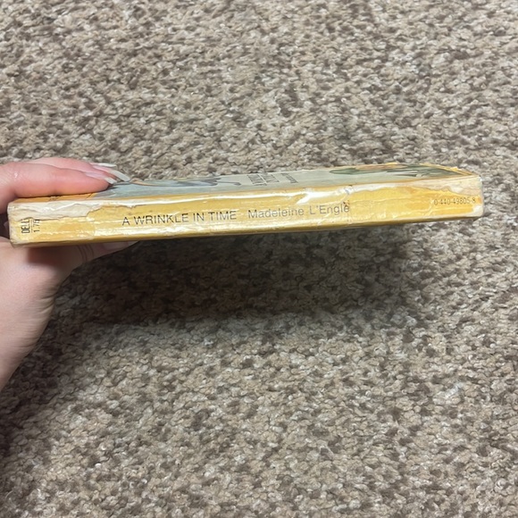 A wrinkle in time paperback book by Madeleine L’Engle - Picture 4 of 14